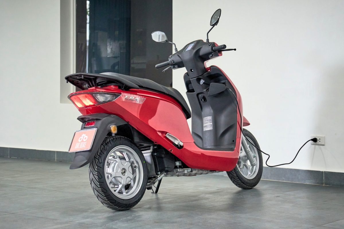 Công nghệ sạc tích hợp trên xe máy điện Dat Bike ERA: Sạc 15 phút, đi 30km