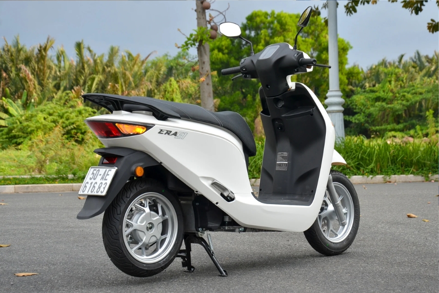 E2 tiết kiệm, E1 nâng cấp sạc nhanh và phanh CBS, cả hai đều cùng nền tảng bền bỉ