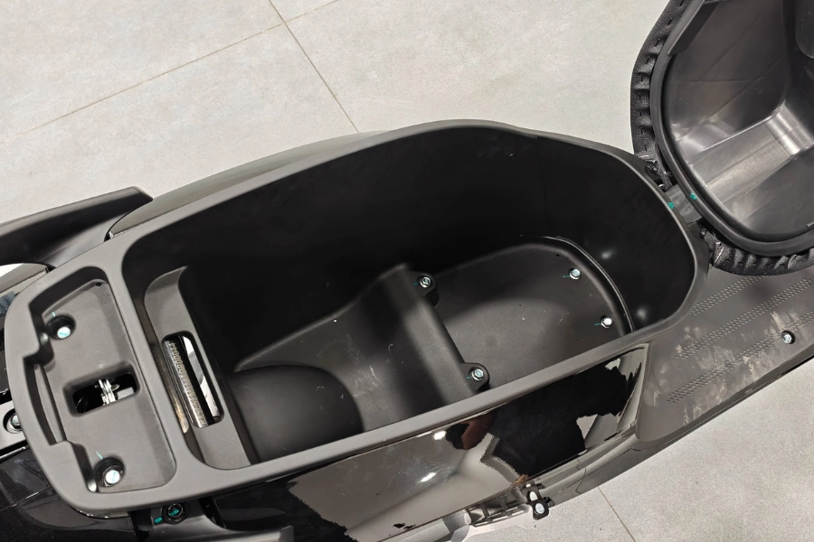 Cốp 50L lớn nhất thế giới xe hai bánh, vượt xa các loại xe tay ga xăng phổ thông hiện nay