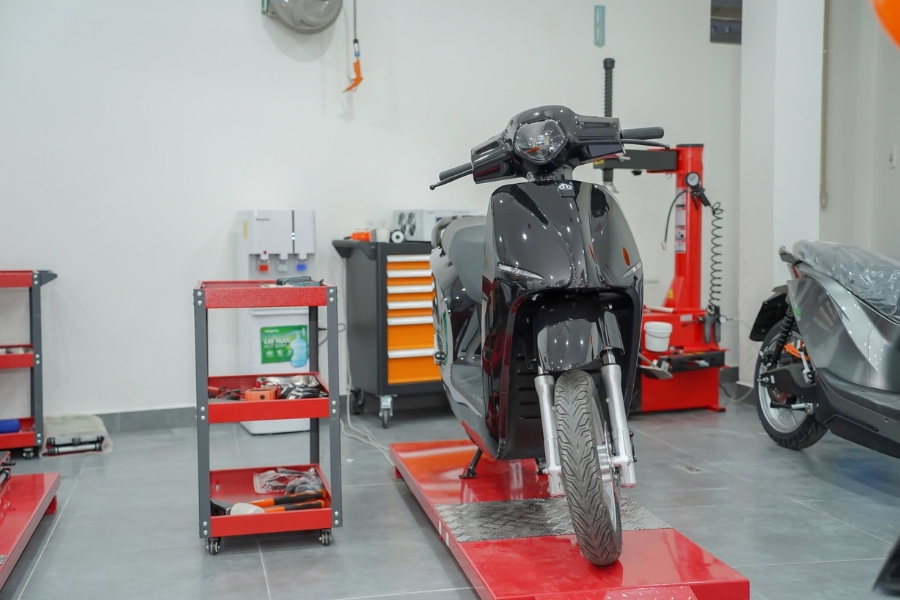 Era E2 ưu điểm cốp 50L rộng, pin 200km, hạn chế là chỉ có màu đen và sạc tiêu chuẩn