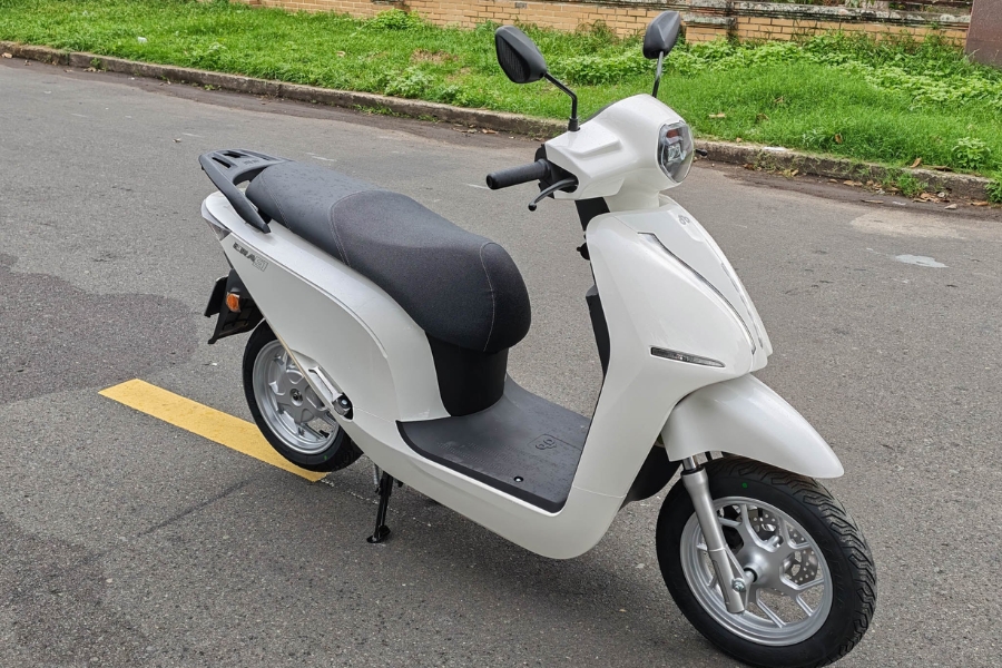 Xe xăng tiếp nhiên liệu nhanh, xe điện tiện lợi khi sạc đầy qua đêm tại nhà