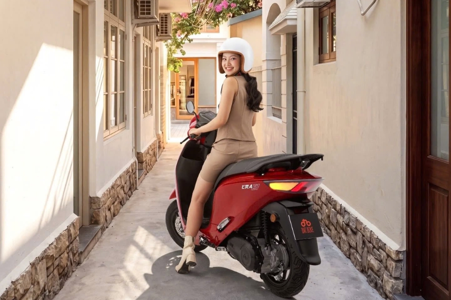 Pin 4,3kWh giúp xe đi được quãng đường 200km, đủ dùng thoải mái cả tuần cho gia đình