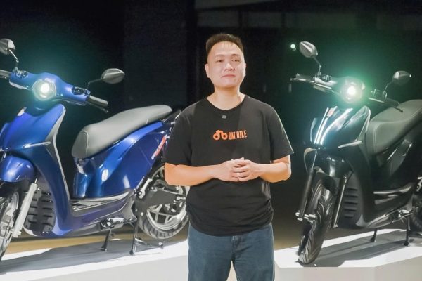 Xe máy điện có sạc nhanh không? Thời gian sạc đầy mất bao lâu?