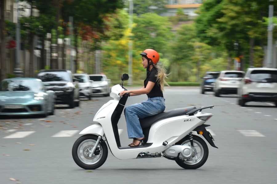 Dat Bike ERA E1 là xe điện đô thị sạc siêu tốc, cốp 50L, lý tưởng cho dân văn phòng