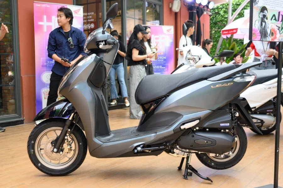 Honda Lead nổi tiếng với cốp xe siêu rộng 37 lít, động cơ bền bỉ và vô cùng tiện dụng