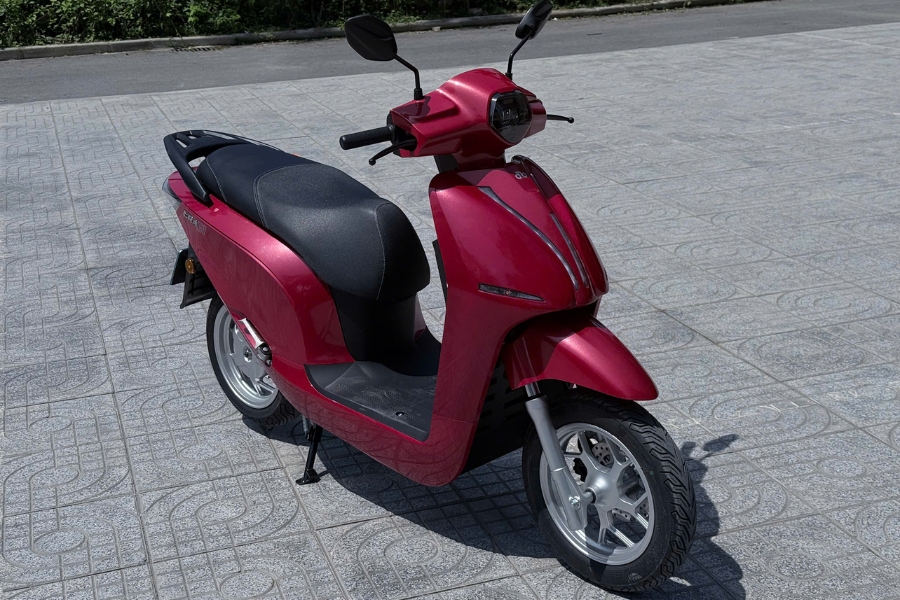 Dat Bike Era E1 có cốp 50L, sạc nhanh 15 phút đi 30km, thiết kế êm ái, hiện đại