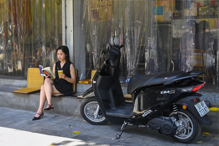 Xe nhẹ giúp chị em dễ dắt bộ, quay đầu xe và kiểm soát tay lái an toàn trong phố đông đúc