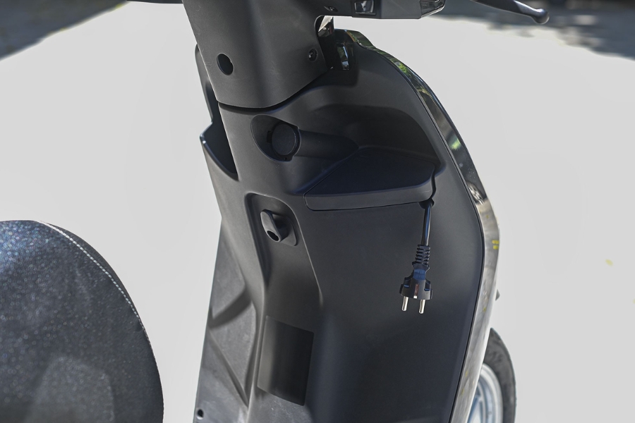 Cả hai đều dùng pin 4.3kWh (200km), cốp 50L, động cơ 5kW và công nghệ sạc tích hợp tiện lợi Cả hai đều dùng pin 4.3kWh (200km), cốp 50L, động cơ 5kW và công nghệ sạc tích hợp tiện lợi