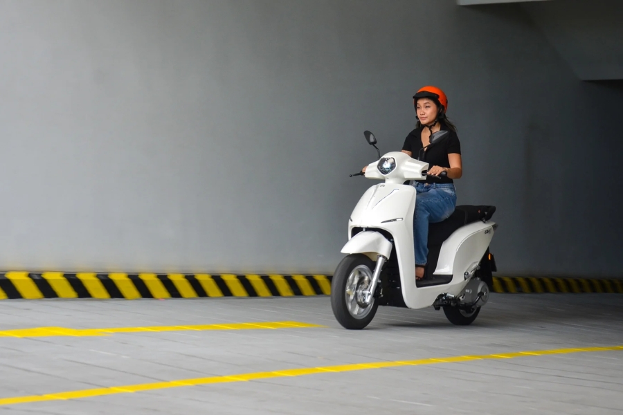 Thiết kế thân thiện, yên thấp, trọng lượng nhẹ giúp chị em dễ dắt, dễ lái, dễ làm quen xe