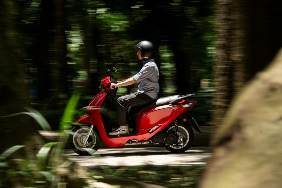 Dat Bike Era sở hữu pin 4.3kWh, cho phép di chuyển tối đa 200km sau mỗi lần sạc đầy pin
