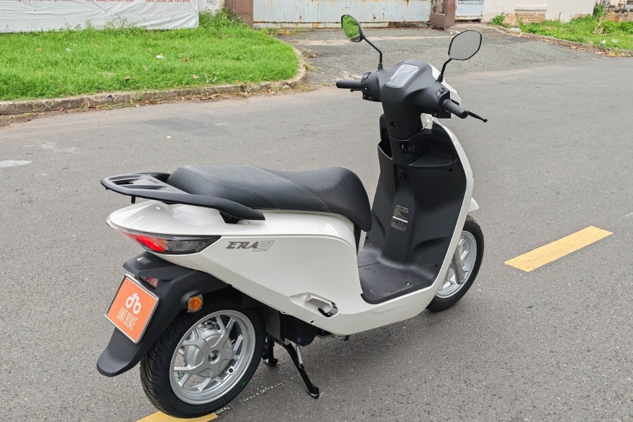 Dat Bike ERA E1 giá từ 32.9 triệu, có cốp 50L và sạc 15 phút đi được 30km