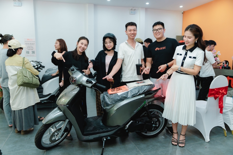 Nên chọn Dat Bike ERA nhẹ nhàng cốp 50L hoặc Quantum S công nghệ, đi xa 285km
