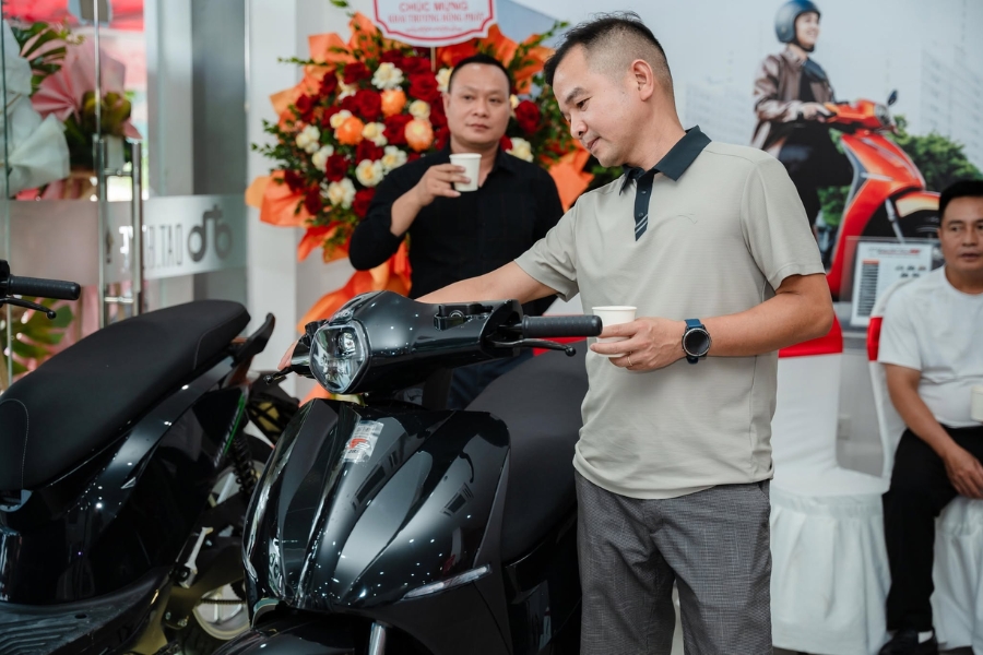 Mua tại cửa hàng Dat Bike toàn quốc với chính sách bảo hành uy tín và bảo hiểm pin