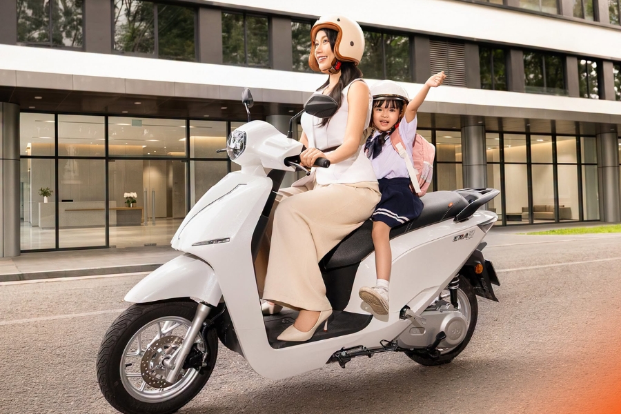 Dat Bike Era E1 đi 200km, cốp 50L lớn, side motor 5kW, sạc tích hợp nhanh Boost